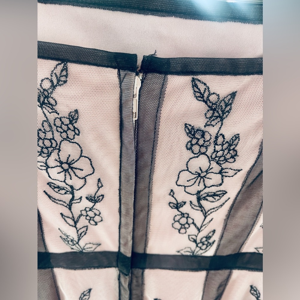 Beautiful, feminine strapless dress - Picture 4 of 6